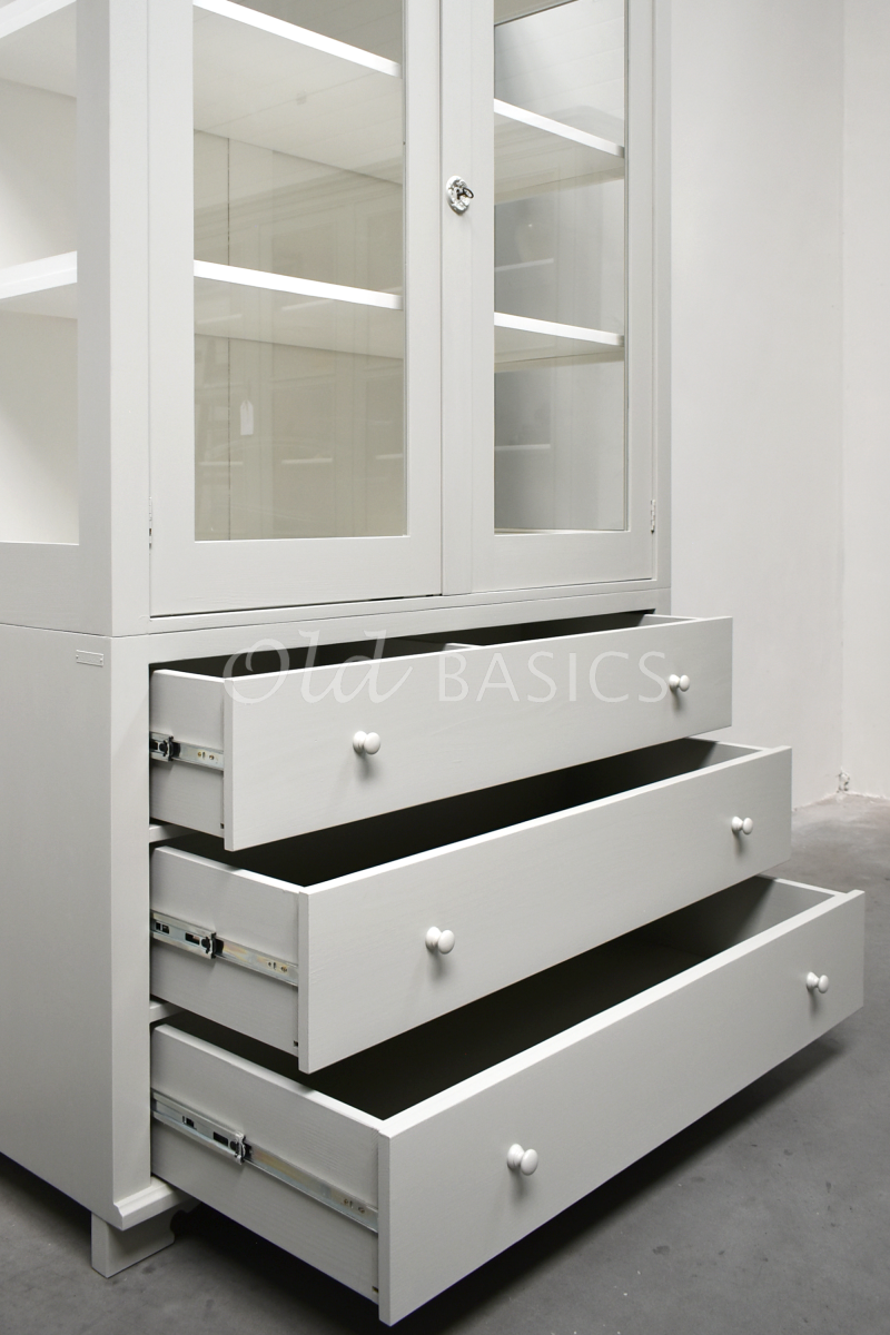 Detail van Zweedse vitrinekast, 2 deuren, RAL7032, grijs, materiaal hout